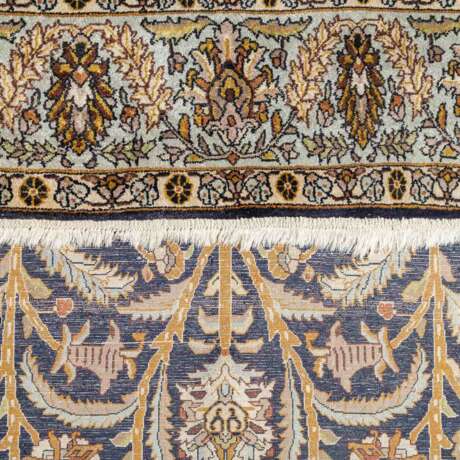 Orientteppich aus Seide. 20. Jahrhundert, ca. 190x118 cm. - фото 3