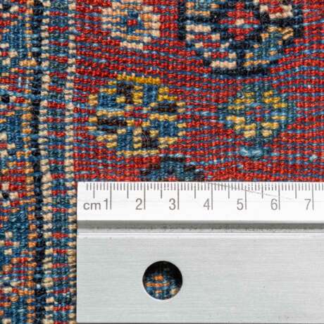Orientteppich. GASHGAI/PERSIEN, um 1900, ca. 492x111 cm. - photo 4