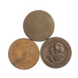 3 Bronzemedaillen der Thematik "Karl May", Anfang 20. Jahrhundert. - - photo 1