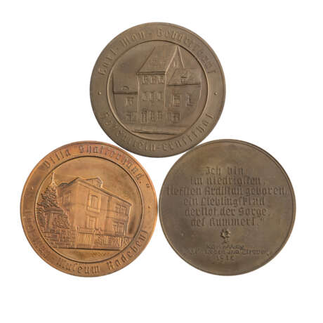 3 Bronzemedaillen der Thematik "Karl May", Anfang 20. Jahrhundert. - - Foto 2