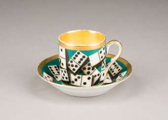 FEINE TASSE MIT UNTERTASSE MIT DOMINO-STEINEN