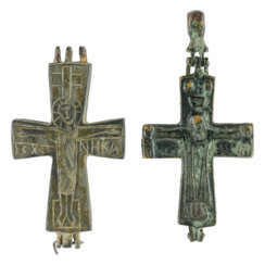 ZWEI BYZANTINISCHE ENKOLPIA MIT CHRISTUS AM KREUZ UND HEILIGEN