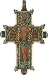 FEINES CLOISONNÉ-EMAIL-KREUZ MIT DER KREUZIGUNG UND DER GOTTESMUTTER