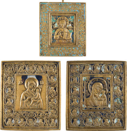 SAMMLUNG VON DREI BRONZE-IKONEN: CHRISTUS PANTOKRATOR UND GOTTESMUTTER VON KASAN SOWIE VON TICHWIN - photo 1