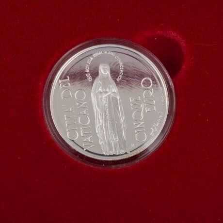 Vatikan - 2004, 5 + 10 Euro, Weltfriedensjahr, - фото 3