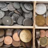 Interessantes buntes Konvolut auch Zubehör mit unter anderem mit braunen Porzellanmünzen, - фото 2
