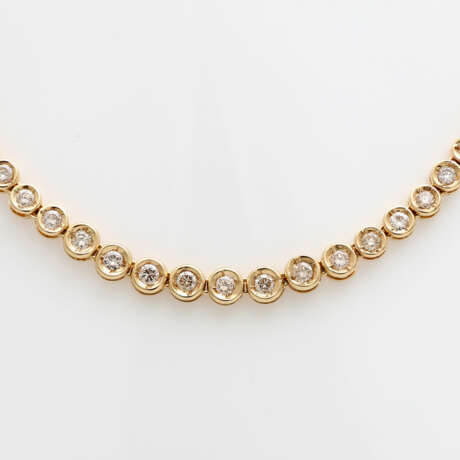 Collier ausgefasst mit Brillanten zusammen ca. 3,4 ct, - фото 2