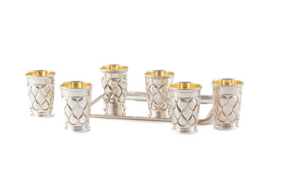 Germany and France. SET OF SIX SILVER CUPS WITH LOBED DECOR AND RECTANGULAR TRAY - photo 5