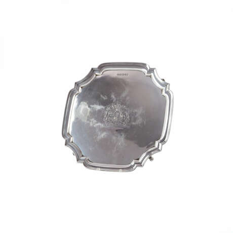 E.H. Parkin & Co. LARGE SILVER SALVER WITH THE ROYAL COAT OF ARMS OF GREAT BRITAIN - photo 1