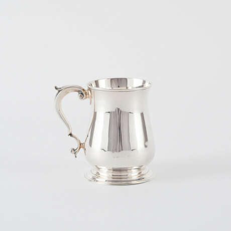 William Shaw II & William Priest. PEAR-SHAPED SILVER GEORGE II TANKARD - фото 3