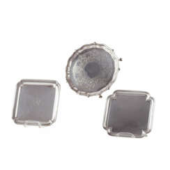 London und Sheffield. TWO SQUARE SILVER SALVERS WITH RECEEDING CORNERS