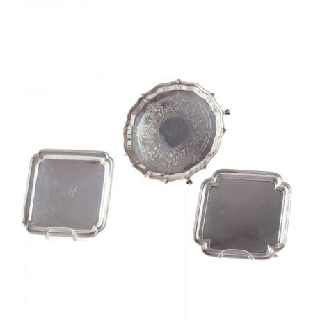 London und Sheffield. TWO SQUARE SILVER SALVERS WITH RECEEDING CORNERS - фото 1