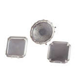 London und Sheffield. TWO SQUARE SILVER SALVERS WITH RECEEDING CORNERS - фото 1