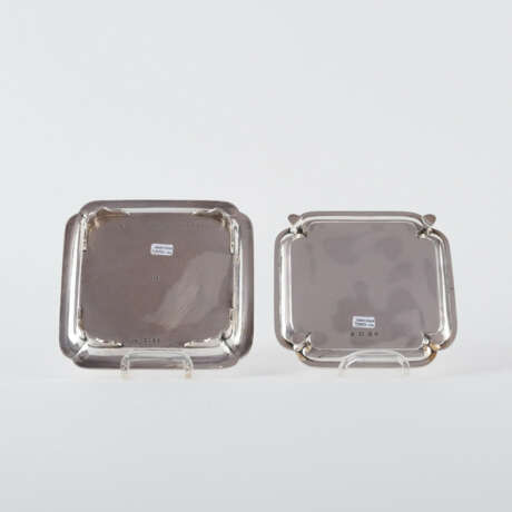 London und Sheffield. TWO SQUARE SILVER SALVERS WITH RECEEDING CORNERS - фото 2