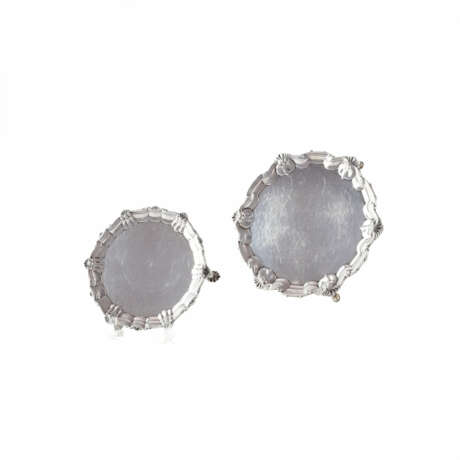 Sheffield. TWO SMALL SILVER SALVERS WITH MUSSEL RESP. LEAF DECOR - photo 1