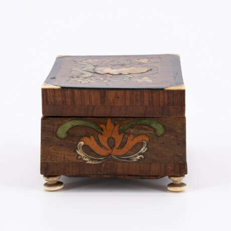 Germany. SMALL WOODEN BOX WITH A PORTRAIT OF A WOMAN - фото 2