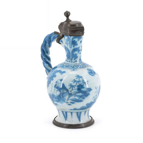 Presumably Hanau. NARROW-NECKED CERAMIC JUG WITH CHINOISERIES - photo 1