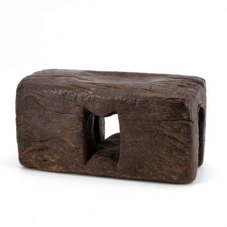 Kamerun. RECTANGULAR WOODEN STOOL - photo 1