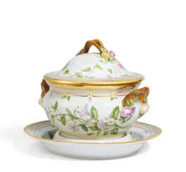 Royal Kopenhagen. LARGE PORCELAIN LID TUREEN WITH PRÉSENTOIRE FROM A "FLORA DANICA" SERVICE