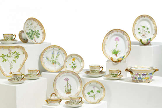 Royal Kopenhagen. 67 PIECES FROM A PORCELAIN "FLORA DANICA" COFFEE AND MOCCA SERVICE - photo 1