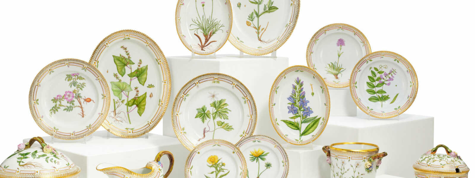 Royal Kopenhagen. 36 PORCELAIN PIECES FROM A "FLORA DANICA" DINING SERVICE