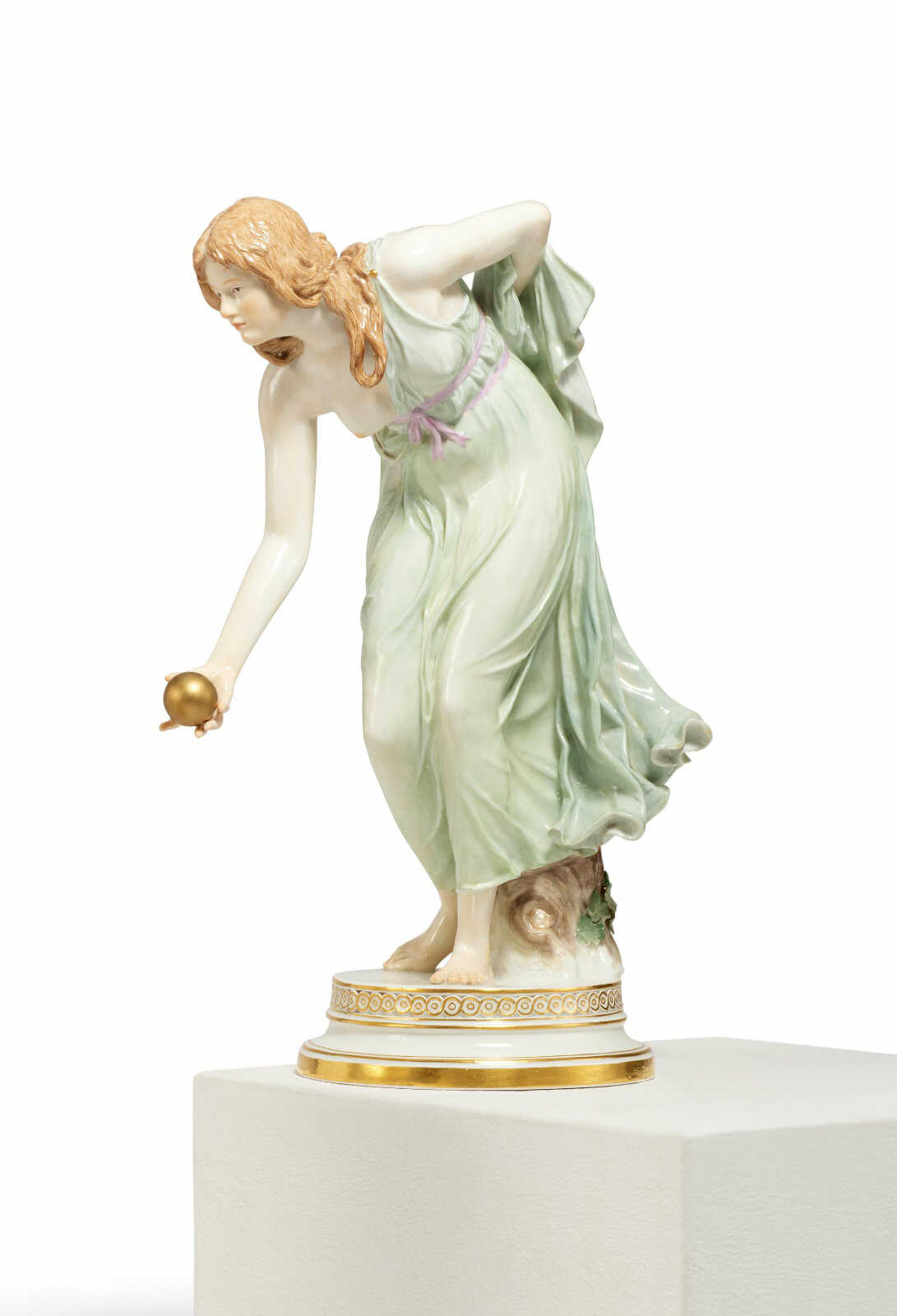 Meissen. PORCELAIN FIGURINE OF THE "KUGELSPIELERIN" ("BALL PLAYER")