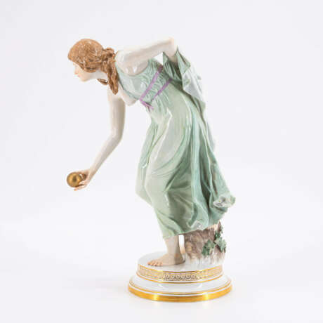 Meissen. PORCELAIN FIGURINE OF THE "KUGELSPIELERIN" ("BALL PLAYER") - фото 2