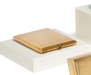 GOLD CIGARETTE CASE WITH SAPPHIRE CABOCHON