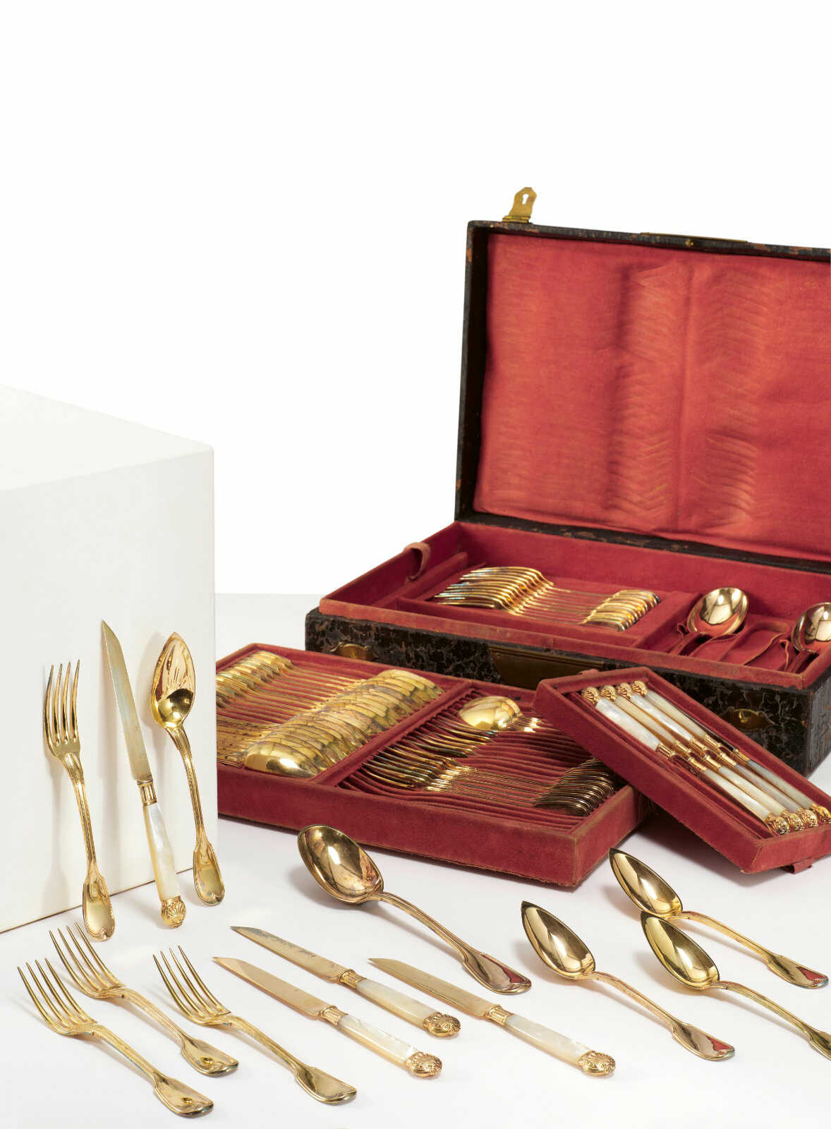 Paris. VERMEIL DESSERT CUTLERY IN LEATHER CASE