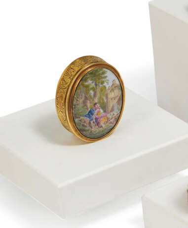 Paris. OVAL GOLD TABATIERE WITH ENAMEL MEDAILLON - photo 1