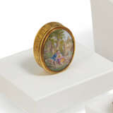 Paris. OVAL GOLD TABATIERE WITH ENAMEL MEDAILLON - photo 1