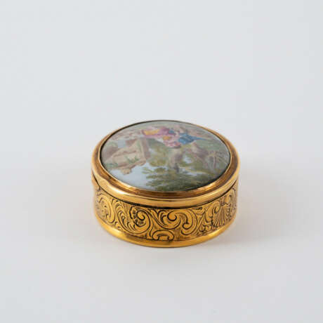 Paris. OVAL GOLD TABATIERE WITH ENAMEL MEDAILLON - photo 2