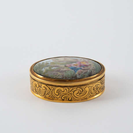 Paris. OVAL GOLD TABATIERE WITH ENAMEL MEDAILLON - photo 3