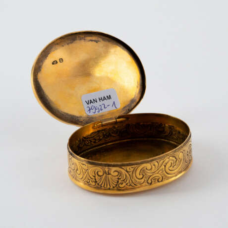 Paris. OVAL GOLD TABATIERE WITH ENAMEL MEDAILLON - photo 4