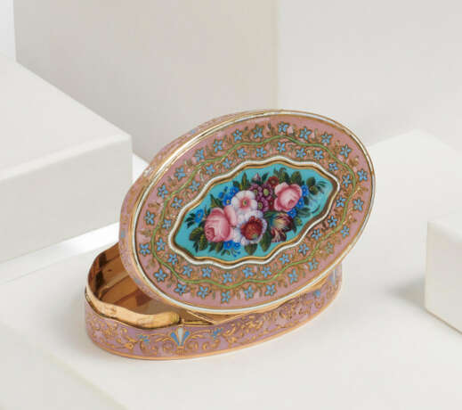 Geneva. OVAL GOLD TABATIERE WITH FLOWER BOUQUETS - photo 1