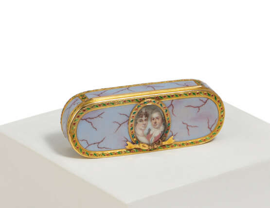 Presumably Switzerland. ELONGATED GOLD BOX WITH DOUBLE PORTRAIT AND AGATE ENAMEL - photo 1