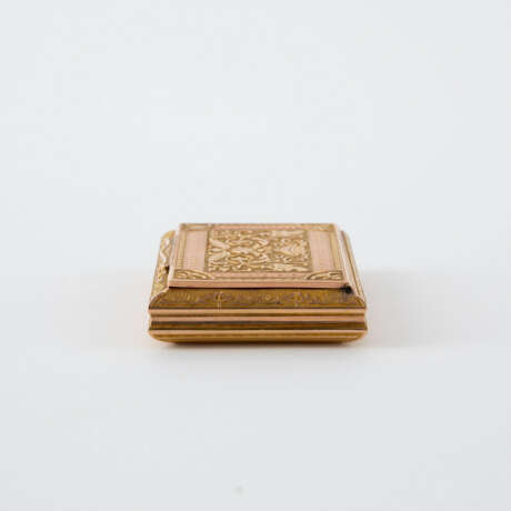 Presumably Hanau. SMALL GOLD BOX WITH TENDRILS AND SWANS ON A SABLÉ GROUND - photo 2