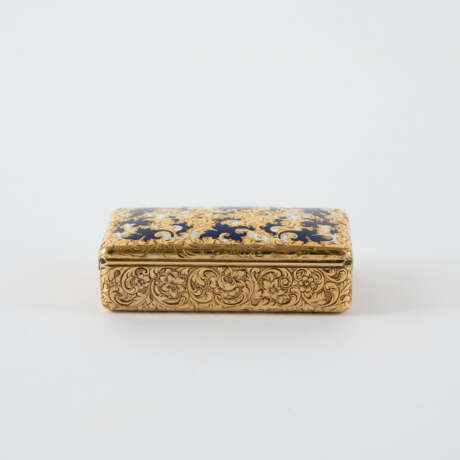 Hanau. SMALL RECTANGULAR GOLD BOX WITH ENGRAVED DECOR AND ENAMEL - фото 3