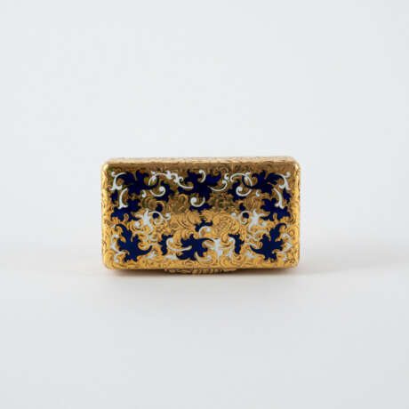 Hanau. SMALL RECTANGULAR GOLD BOX WITH ENGRAVED DECOR AND ENAMEL - фото 6