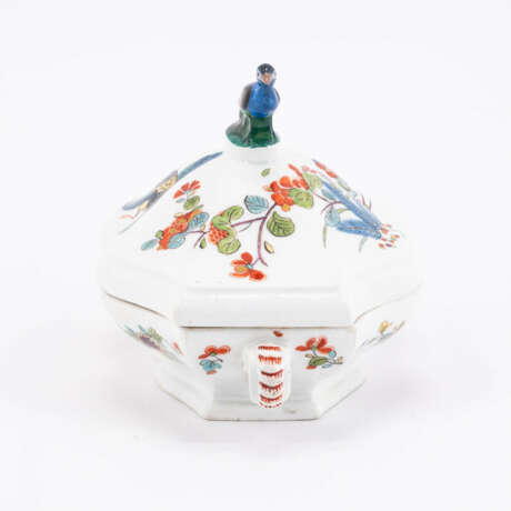 Meissen. PORCELAIN SUGAR BOWL WITH CRANES AND HANDLE IN THE SHAPE OF A SWINHOE'S PHEASANT - photo 2