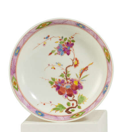 Meissen. PORCELAIN SAUCER WITH COLOURFUL KAKIEMON DECOR - photo 1