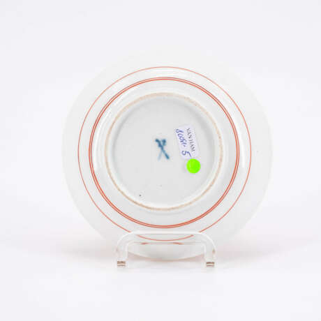 Meissen. PORCELAIN SAUCER WITH COLOURFUL KAKIEMON DECOR - photo 2