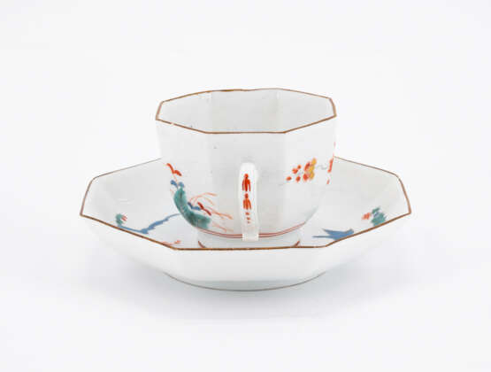 Meissen. OCTOGONAL PORCELAIN CUP AND FITTING SAUCER WITH CONTINUOUS KAKIEMON DECOR - photo 2