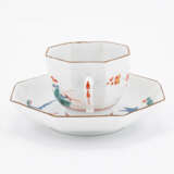 Meissen. OCTOGONAL PORCELAIN CUP AND FITTING SAUCER WITH CONTINUOUS KAKIEMON DECOR - photo 2