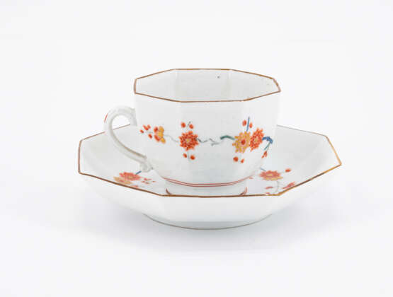 Meissen. OCTOGONAL PORCELAIN CUP AND FITTING SAUCER WITH CONTINUOUS KAKIEMON DECOR - photo 3