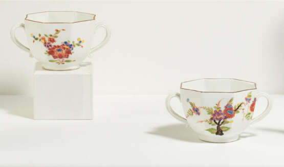 Meissen. PAIR OF OCTAGONAL DOUBLE-HANDLED PORCELAIN CUPS - photo 1