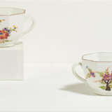 Meissen. PAIR OF OCTAGONAL DOUBLE-HANDLED PORCELAIN CUPS - photo 1