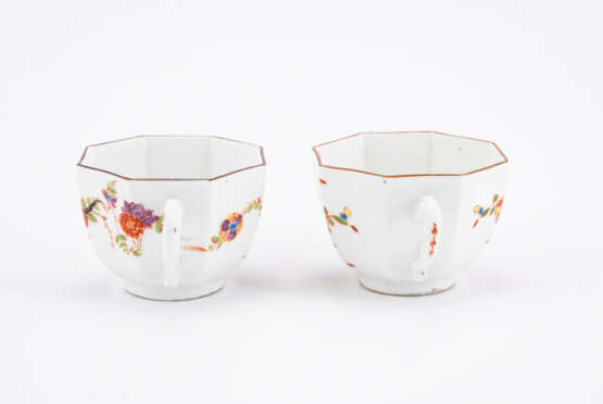 Meissen. PAIR OF OCTAGONAL DOUBLE-HANDLED PORCELAIN CUPS - photo 2