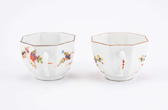 Meissen. PAIR OF OCTAGONAL DOUBLE-HANDLED PORCELAIN CUPS - photo 4