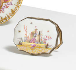 Meissen. PORCELAIN LID FOR A SNUFF TIN WITH HÖROLDT CHINOISERIES